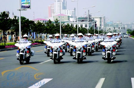 被交警核查,却夺回驾照往嘴里塞
