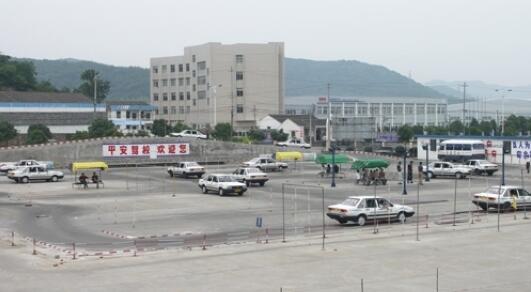 四川南充驾校培训能力严重过剩 闲置教练车超千辆