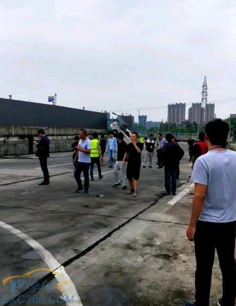 四川资阳女学员错把油门当刹车, 驾考时飞越考场!