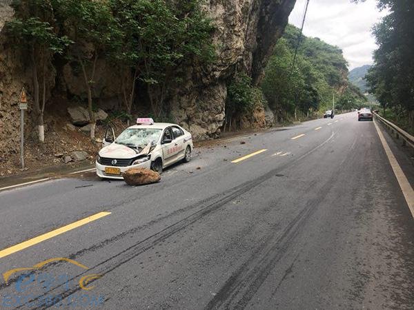 学员山路遇落石侥幸逃生 山路行车该注意什么?